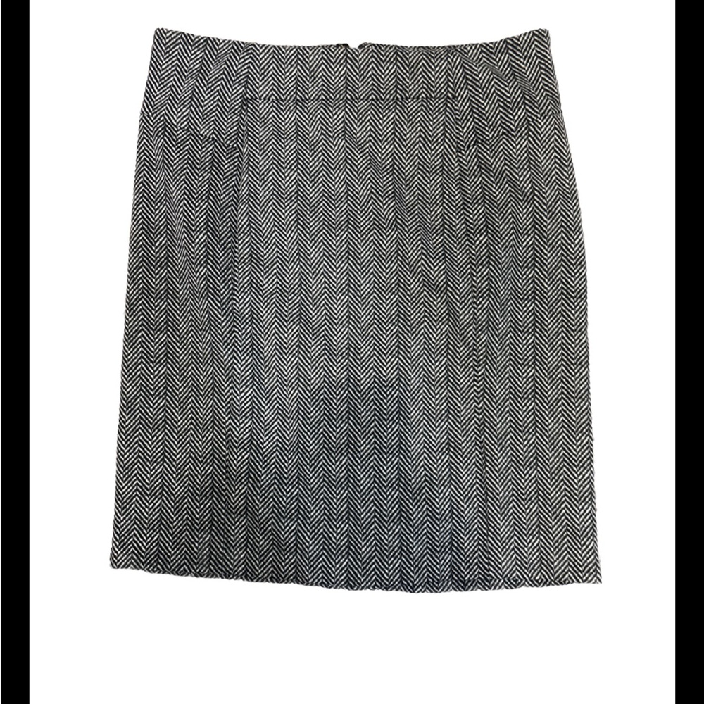 Micheal Kors herringbone skirt . Black and white size 6